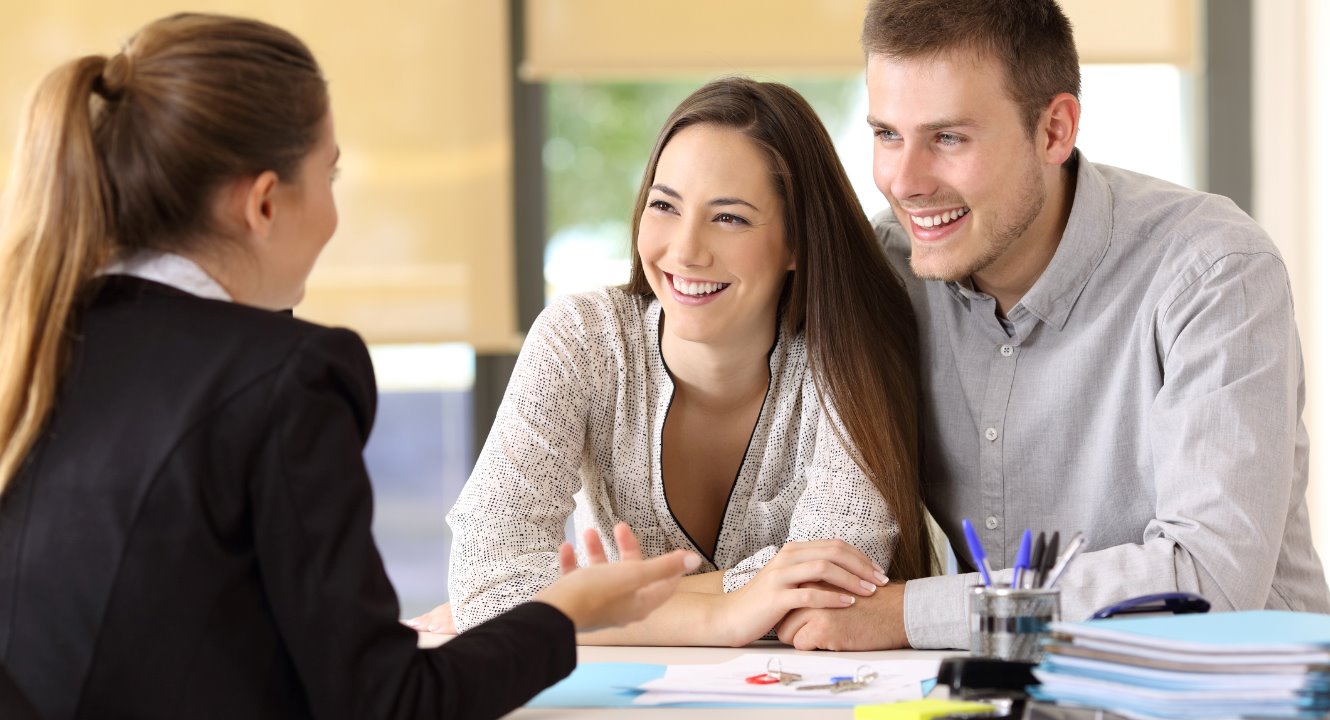 young couple inquiring about advantage checking